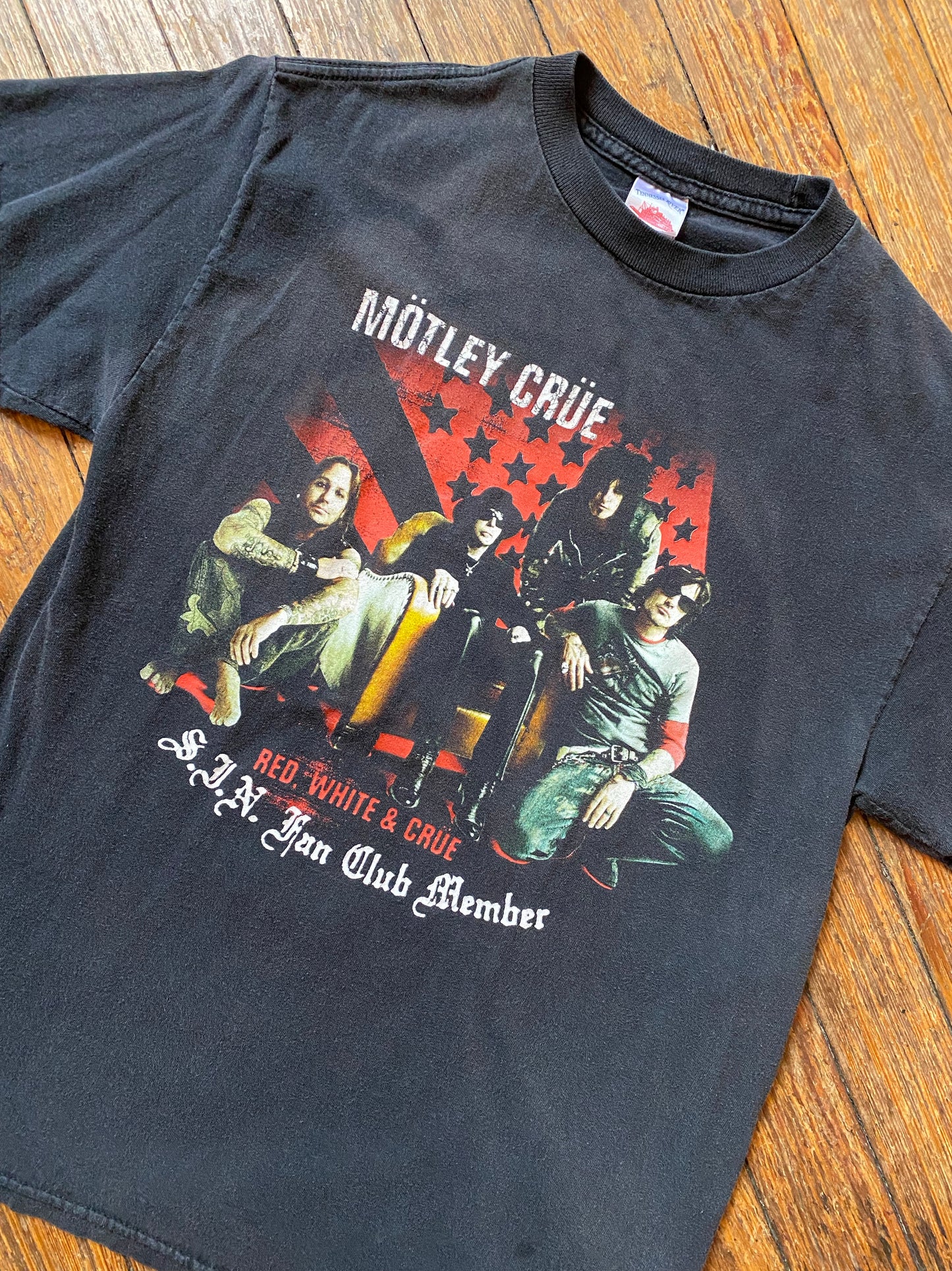 2005 Motley Crüe Red, White & Crüe T-shirt